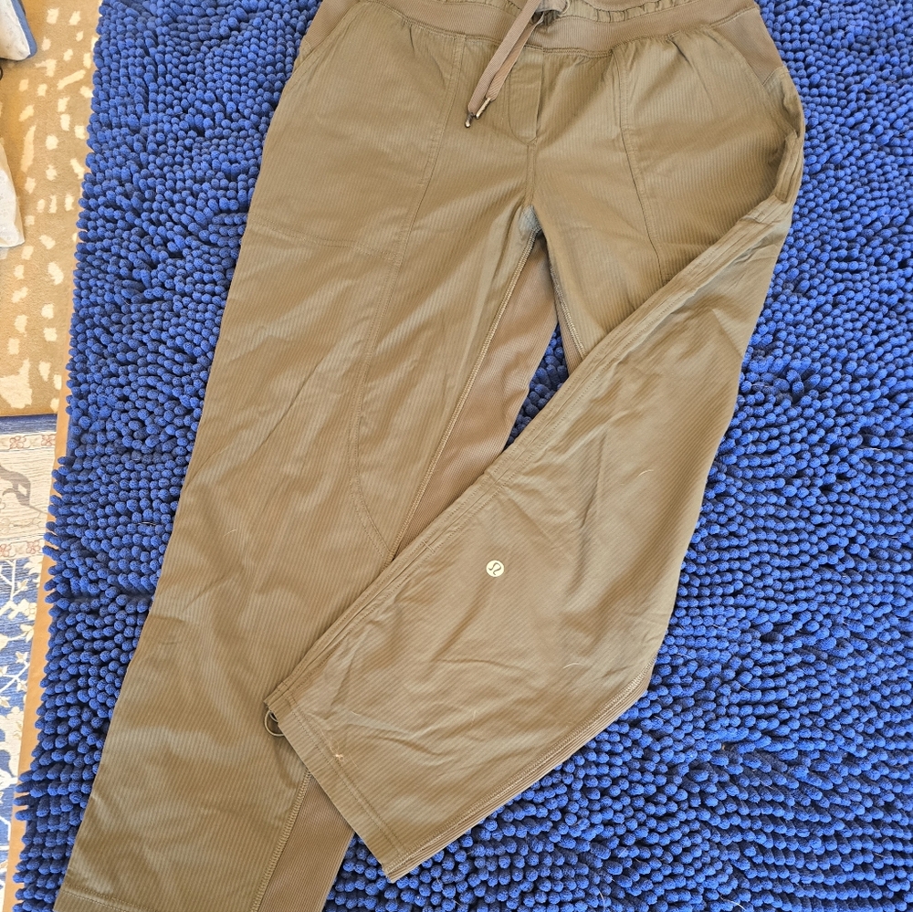 lululemon women’s army green joggers